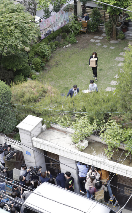 서울서부지검 관계자들이 21일 오후 일본군 ‘위안부’ 피해 할머니들의 쉼터인 서울 마포구 ‘평화의 우리집’을 압수수색한 뒤 압수 물품을 들고나오고 있다. 김혜윤 기자 unique@hani.co.kr