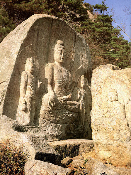 경주 남산의 대표적인 불상 유적 가운데 하나인 칠불암 마애불상.