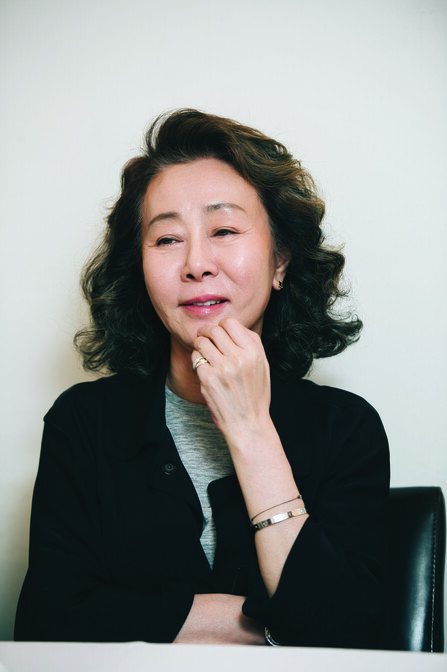 영화 &lt;죽여주는 여자&gt; 개봉 당시 윤여정 배우. 오계옥 &lt;씨네21&gt; 기자