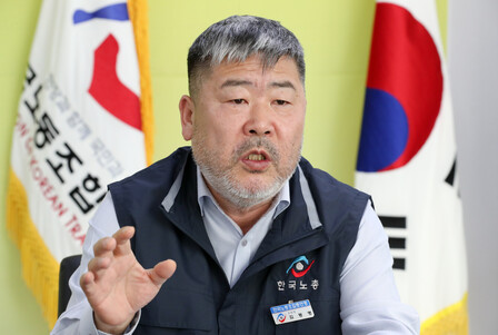 김동명 한국노총 위원장이 23일 오전 서울 여의도 한국노총에서 &lt;한겨레&gt;와 인터뷰하고 있다. 김정효 기자 hyopd@hani.co.kr