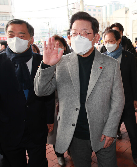 더불어민주당 이재명 대선후보가 28일 오전 서울 영등포 문래동 한국사회복지사협회에서 열린 ‘복지국가실천연대 간담회 - 청년 그리고 사회복지사를 만나다’ 행사에 참석하고 있다. 공동취재사진