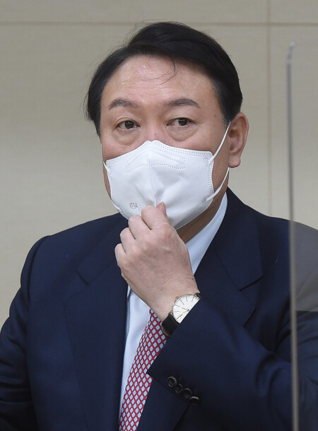 국민의힘 윤석열 대선 후보가 21일 오후 서울 강남구 한국과학기술회관에서 열린 한국과학기술단체총연합회 간담회에서 마스크를 고쳐쓰고 있다. 공동취재사진