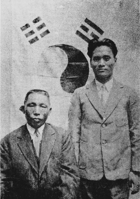 거사일 전날 김구와 윤봉길이 찍은 사진. 엷은 미소의 윤봉길과 달리 김구는 웃지 않았다. &lt;한겨레&gt; 자료사진