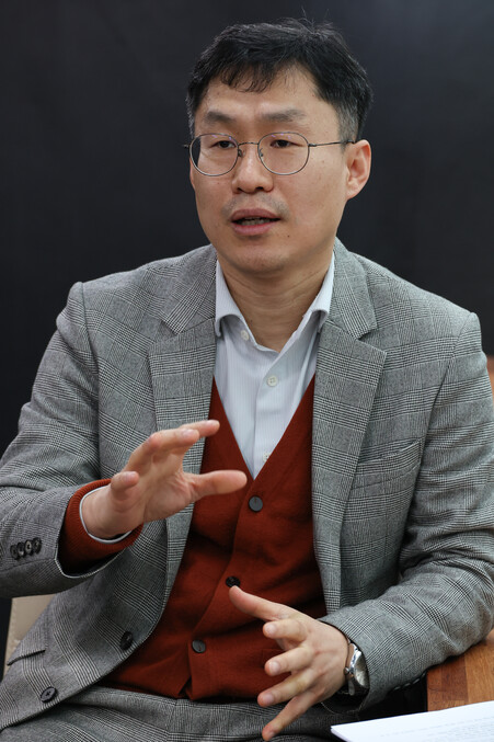 한성준 좋은교사운동 공동대표가 지난 16일 오후 서울 관악구 사무실에서 학교폭력의 교육적 해결 방안에 대해 이야기하고 있다. 김정효 기자 hyopd@hani.co.kr