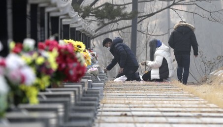 설날을 닷새 앞둔 지난 7일 오전 인천 부평구 인천가족공원에서 시민들이 미리 성묘를 하고 있다. 인천/김명진 기자 littleprince@hani.co.kr