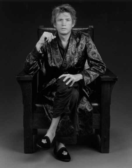 세상을 떠나기 얼마 전 찍은 메이플소프의 자화상 사진. 1988년 7월 휘트니 미술관 회고전에 즈음에 촬영한 작품으로 병색이 가득한 얼굴에 어두운 가운을 걸친 유령 같은 모습에서 죽음을 의식한 기색이 역력하게 나타난다. ⓒ메이플소프 재단