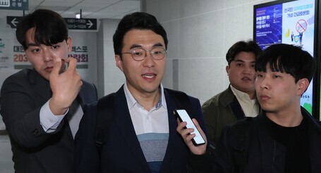 가상자산 보유 논란이 계속되고 있는 더불어민주당 김남국 의원이 지난 9일 오후 국회 의원회관 의원실을 나서며 취재진의 질문을 받고 있다. 연합뉴스