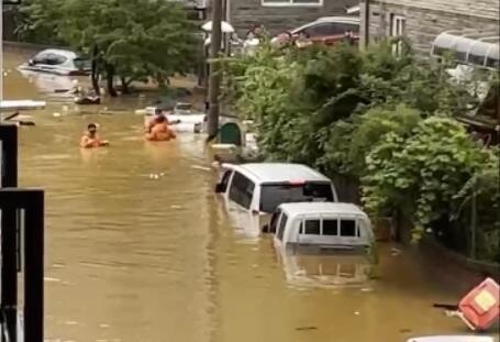 수도권에 호우경보가 발효된 8일 오후 경기도 파주시 야당동 한 주택가가 침수돼 소방대원들이 구조작업을 벌이고 있다. 연합뉴스