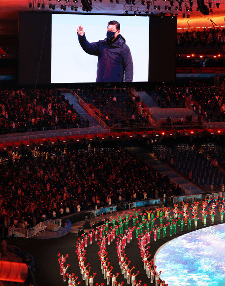 4일 베이징 국립경기장에서 열린 2022 베이징겨울올림픽 개막식에서 시진핑 주석이 등장하자 관중이 환호하고 있다. 베이징/연합뉴스