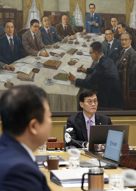 이창용 한국은행 총재가 지난달 25일 금융통화위원회 정기회의를 주재하고 있다. 지난해부터 금리가 오르면서 저소득층의 금융 접근성이 떨어지고 있다. 사진공동취재단