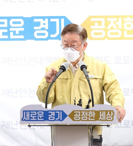 8일 오전 경기도청 브리핑룸에서 이재명 경기도지사가 경기도 재난기본소득 시·군 동참 관련 언론브리핑을 하고 있다. 경기도 제공