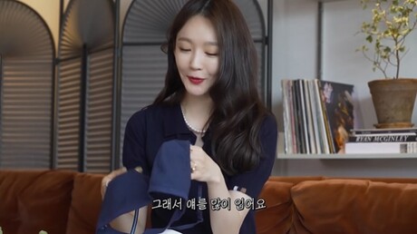 가수 강민경의 유튜브 채널.