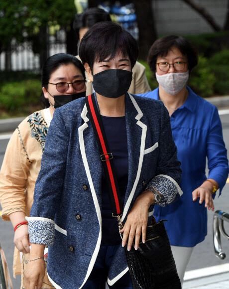 목포 ‘도시재생 계획’ 투기 의혹을 받는 손혜원 전 의원이 12일 서울남부지법에 출석하고 있다. 연합뉴스