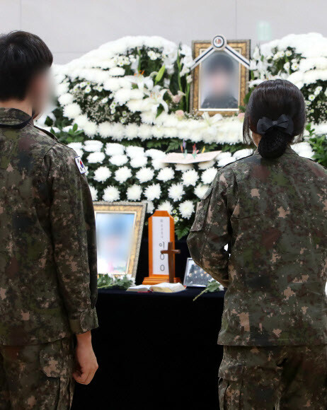 10일 오전 경기도 성남시 국군수도병원 장례식장에 마련된 고 이아무개 중사 분향소에 조문객들의 발길이 이어지고 있다. 연합뉴스