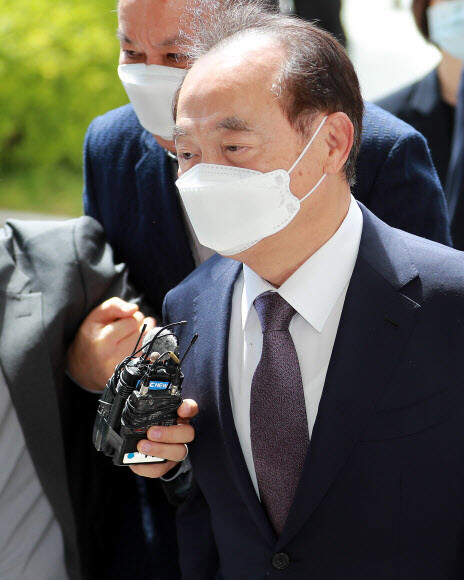 오거돈 전 부산시장이 2일 부산지방법원에서 구속 전 피의자 심문(영장실질심사)에 출석하고 있다. 연합뉴스