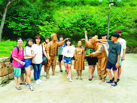 지난해 7월11일 ‘학교 밖 청소년 독서 프로그램’을 통해 김유정문학관을 찾은 학생들이 사진을 찍고 있다. 인천 부평도서관 제공