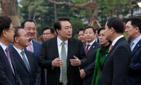 윤석열 대통령이 지난 2일 서울 용산 대통령실 청사 앞 야외 정원인 파인그라스에서 김기현 국민의힘 대표와 윤재옥 원내대표 등 여당 원내 지도부와 만찬을 함께하며 대화하고 있다. 연합뉴스