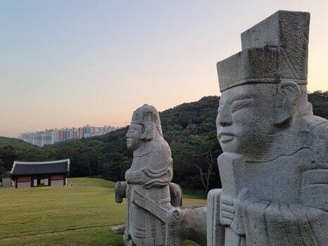 김포 장릉 풍경. 능을 지켜온 석물들 너머로 인천 검단 신도시 아파트들이 장벽처럼 늘어서 있다. 노형석 기자