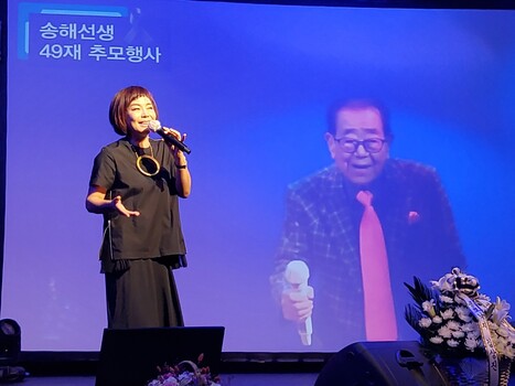 지난 26일 가수 현숙이 ‘송해 49재 추모 공연’에서 노래하고 있다. 사진 추억을파는극장 제공