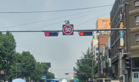 제한속도를 시속 50km로 표시한 교통안전표지. 서울시 제공