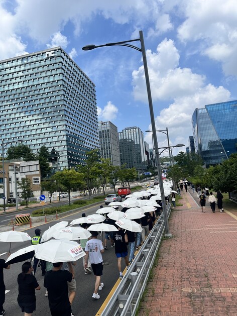 카카오 공동체 노조가 17일 2차 집회에 나섰다. 300여개의 하얀 우산이 판교 일대 계열사 앞을 행진했다. 임지선 기자