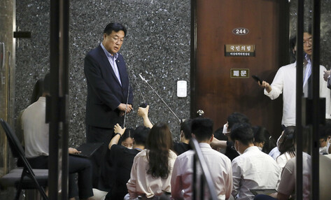 국민의힘 정진석 비상대책위원장이 12일 국회에서 주요 당직자 회의를 마친 뒤 기자들의 질문에 답하고 있다. 공동취재사진