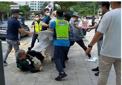 지난해 8월 서울 강남구 봉은사 앞에서 승복을 입은 승려들이 재가종무원을 폭행하고 있다. 사진 ‘8·14 봉은사 승려 특수집단폭행 대책위원회’ 제공