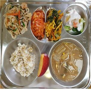 인천 서구 석남초등학교에서 제공되는 페스코 채식 급식. 인천시교육청이 정한 채식 급식 선도학교인 석남초에서는 이런 채식 급식이 주 1회 나온다. 인천시교육청 제공