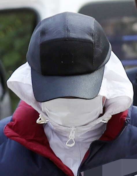 여성을 살해한 뒤 공범도 살해한 혐의를 받는 50대 ㄱ씨가 7일 오후 영장실질심사(구속 전 피의자 심문)를 받기 위해 인천시 미추홀구 인천지방법원으로 들어서고 있다. 연합뉴스 여성을 살해한 뒤 공범도 살해한 혐의를 받는 50대 ㄱ씨가 7일 오후 영장실질심사(구속 전 피의자 심문)를 받기 위해 인천시 미추홀구 인천지방법원으로 들어서고 있다. 연합뉴스