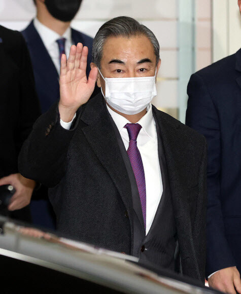 왕이 중국 외교부장 겸 국무위원이 25일 밤 인천국제공항 2터미널을 통해 입국하고 있다. 연합뉴스