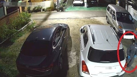 신분을 감추려고 방진복을 입고, 피해자 차량에 위치추적장치를 달려고 접근하는 50대 남성. 신분을 감추려고 방진복을 입고, 피해자 차량에 위치추적장치를 달려고 접근하는 50대 남성.