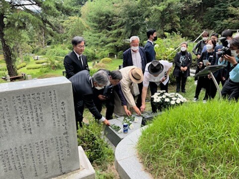 15일 경기 남양주시 마석모란공원에서 열린 민주화운동 희생자추모제에 참석한 시민들이 민족민주열사 묘역에서 헌화를 하고 있다. 민주화운동기념사업회 제공