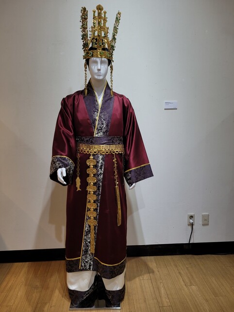 전시장 가장 안쪽에 있는 고신라 왕의 복식 착장상. 금관을 비롯해 목걸이, 과대, 팔찌, 신발 등의 황금 장신구로 복식을 수놓는 신라 특유의 황금 장식 문화를 보여준다. 입구 들머리에 있는 카자흐스탄의 황금 인간 복원품과 마주 보는 구도로 배치됐다.