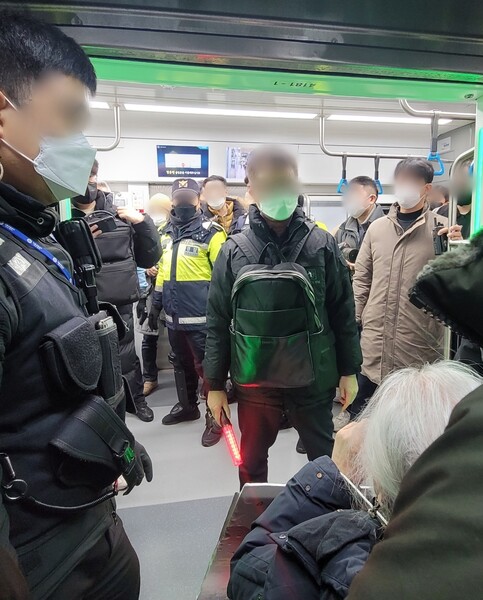 12일 서울 지하철 4호선 삼각지역에서 사당역까지 이어진 전국장애인차별철폐연대(전장연)의 제146차 출근길 선전전에서 서울교통공사 직원과 휠체어에 탄 박경석 상임공동대표가 잠시 언쟁을 벌이며 대치했다. 서울교통공사 직원들은 승객에게 방해가 된다며 빠른 탑승을 요구했고, 전장연 쪽은 5분 이내 탑승 및 선전전 진행은 그동안 협의되어온 사항이라고 주장했다. 장예지 기자