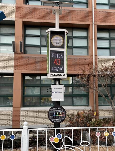 초등학교 운동장에 설치된 미세먼지 간이측정기, 미세먼지 신호등 예시. 서울시 보건환경연구원 제공