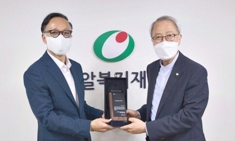 왼쪽부터 장민준씨와 정형석 밀알복지재단 상임대표. 밀알복지재단 제공