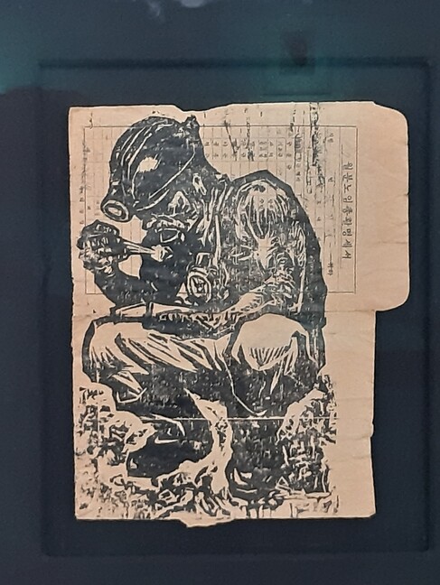 황재형 작 <광부의 일기 중에서-식사>(1984). 보기 드문 작가의 80년대 목판화 작품이다. 당시 광부들의 월급명세서 위에다 쪼그린 채 도시락 먹는 광부의 모습을 옮겼다.