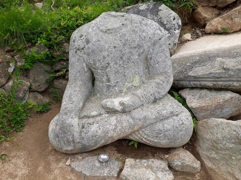 불두를 찾은 남산 약수골 석조여래좌상의 몸체. 청와대 녹지원 불상과 기본 형상과 손 모양 등이 양식적으로 거의 같다.