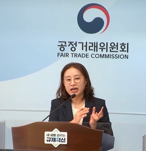 공정위는 웹소설 공모전을 진행하면서 공모전 당선작가들의 ‘2차적 저작물 작성권’을 제한한 카카오엔터테인먼트에 시정명령과 함께 과징금 5억4천만 원을 부과하기로 결정했다고 22일 밝혔다. 누리집 갈무리