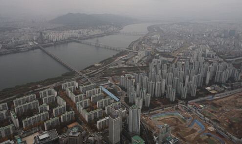 서울 송파구 롯데월드타워 서울스카이에서 바라본 서울 시내 아파트 단지의 모습. 연합뉴스