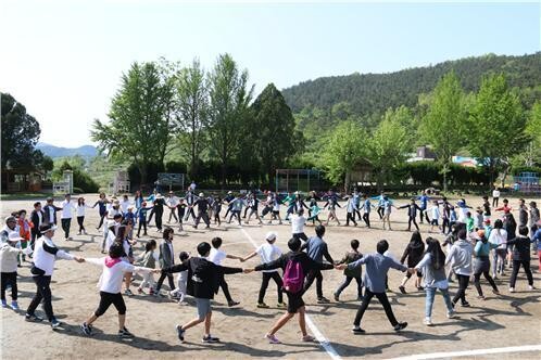 사랑어린학교 운동장에서 함께 어울리는 사랑어린마을배움터 사람들. 사진 사랑어린마을배움터 제공