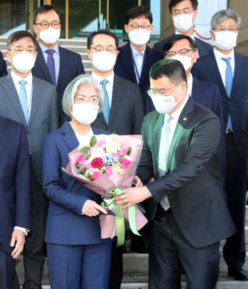 강경화 장관이 8일 오후 외교부청사를 떠나며 최종건 1차관으로부터 꽃다발을 받고 있다. 연합뉴스