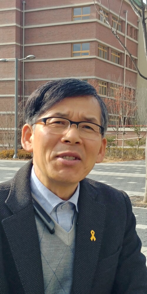 강성호 교사가 28일 국가보안법 위반죄 재심 결정을 앞두고 진상 규명 기대감을 밝히고 있다. 그는 당시 노태우 정권이 전교조 와해를 위해 사건을 조작했다고 주장했다. 오윤주 기자