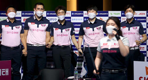 10~14일 열린 피비에이(PBA) 프로당구 단체전에 출전한 크라운 해태 선수들이 응원하고 있다. PBA 제공