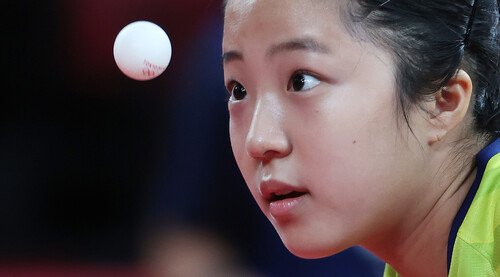 신유빈이 2일 일본 도쿄체육관에서 열린 여자탁구 단체 16강 폴란드와의 복식 첫 경기에서 서브하고 있다. 도쿄/연합뉴스