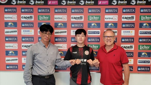 독일 프로축구 3부 베헨 비스바덴 유스팀에 입단한 오주환(가운데)과 아르민 알렉산드르 유스 총감독. 남평우 게헨콤멘 대표 제공
