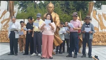 전국 동학농민혁명기념사업회 회원들이 지난 7월20일 전북 정읍시 덕천면 동학농민혁명기념공원에서 혁명참여자의 독립유공자 서훈을 촉구하는 결의문을 낭독하고 있다. 동학농민혁명기념사업회 제공