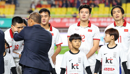 박항서 전 베트남 축구대표팀 감독이 17일 경기도 수원월드컵경기장에서 열린 한국과 베트남의 친선경기에서 옛 제자들을 격려하고 있다. 수원/연합뉴스