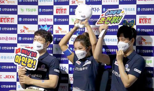 10~14일 열린 피비에이(PBA) 프로당구 단체전에 출전한 신한금융투자 선수들이 응원하고 있다. PBA 제공