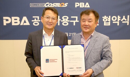 김영진 프로당구협회(PBA) 사무총장(왼쪽)과 김종희 코스모스산업 대표가 후원협약을 하고 있다. PBA 제공